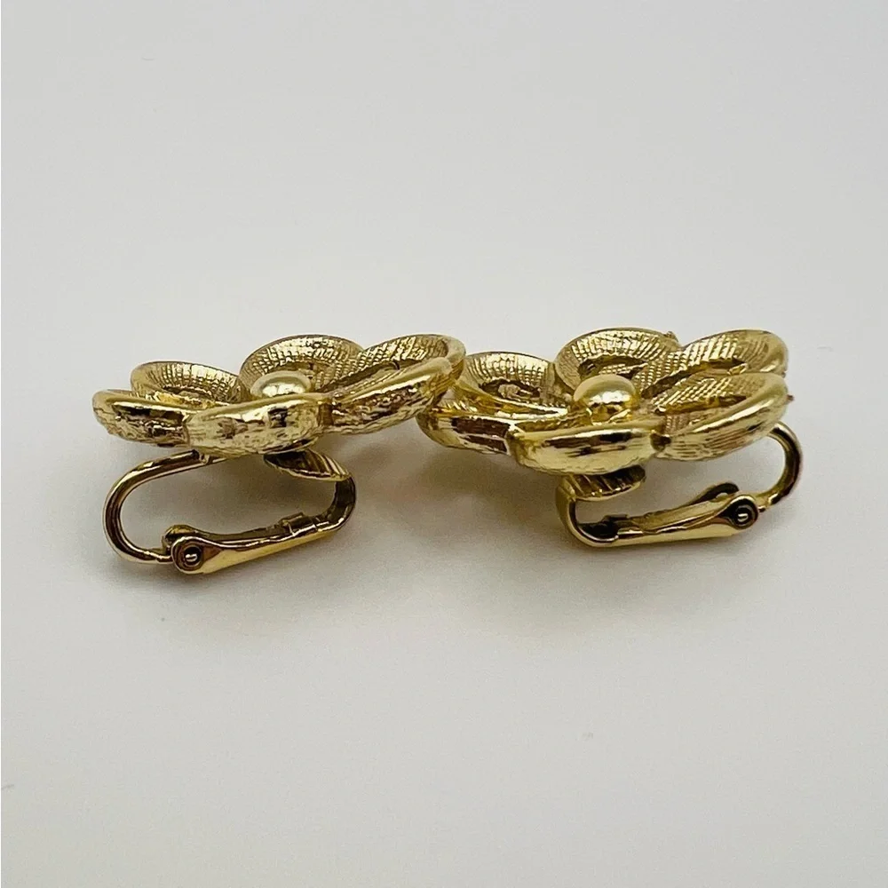 Vintage Gold Tone Filigree Flower Clip-On Earrings Retro Jewelry